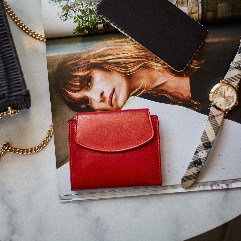 Modne portfele damskie czerwone, których wysokogatunkowa skóra naturalna garbowana jest ręcznie portfele damskie czerwone